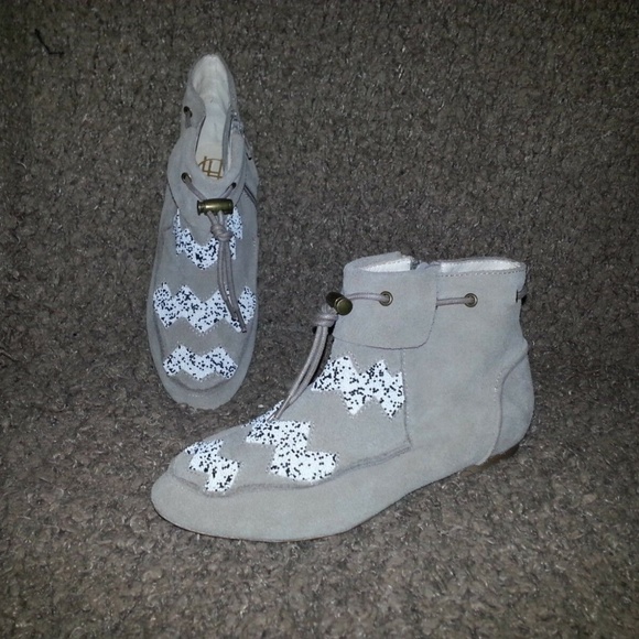 HOUSE OF HARLOW 1960-Monty-Beige Suede Beaded Boot